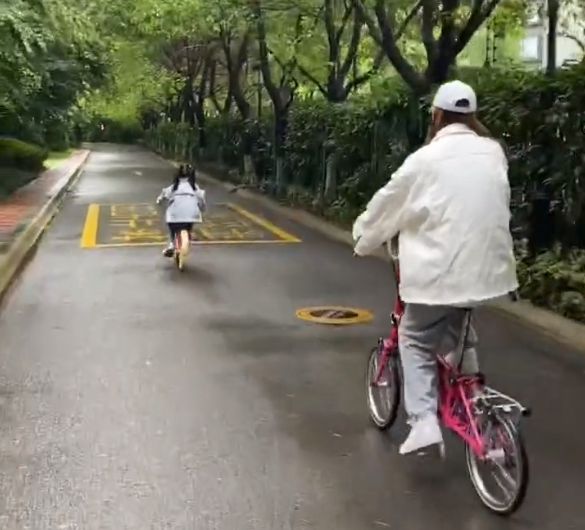 张子萱陪女儿骑单车，陈赫妈妈全程跟拍温馨瞬间，大赞儿媳有耐心