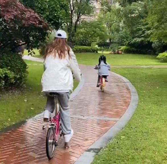 张子萱陪女儿骑单车，陈赫妈妈全程跟拍温馨瞬间，大赞儿媳有耐心