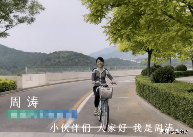 周涛公路上骑自行车，状态似少女，网友：认真工作的时候最美