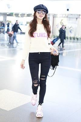 44岁林志玲现身机场，穿白色印花毛衣配牛仔裤
