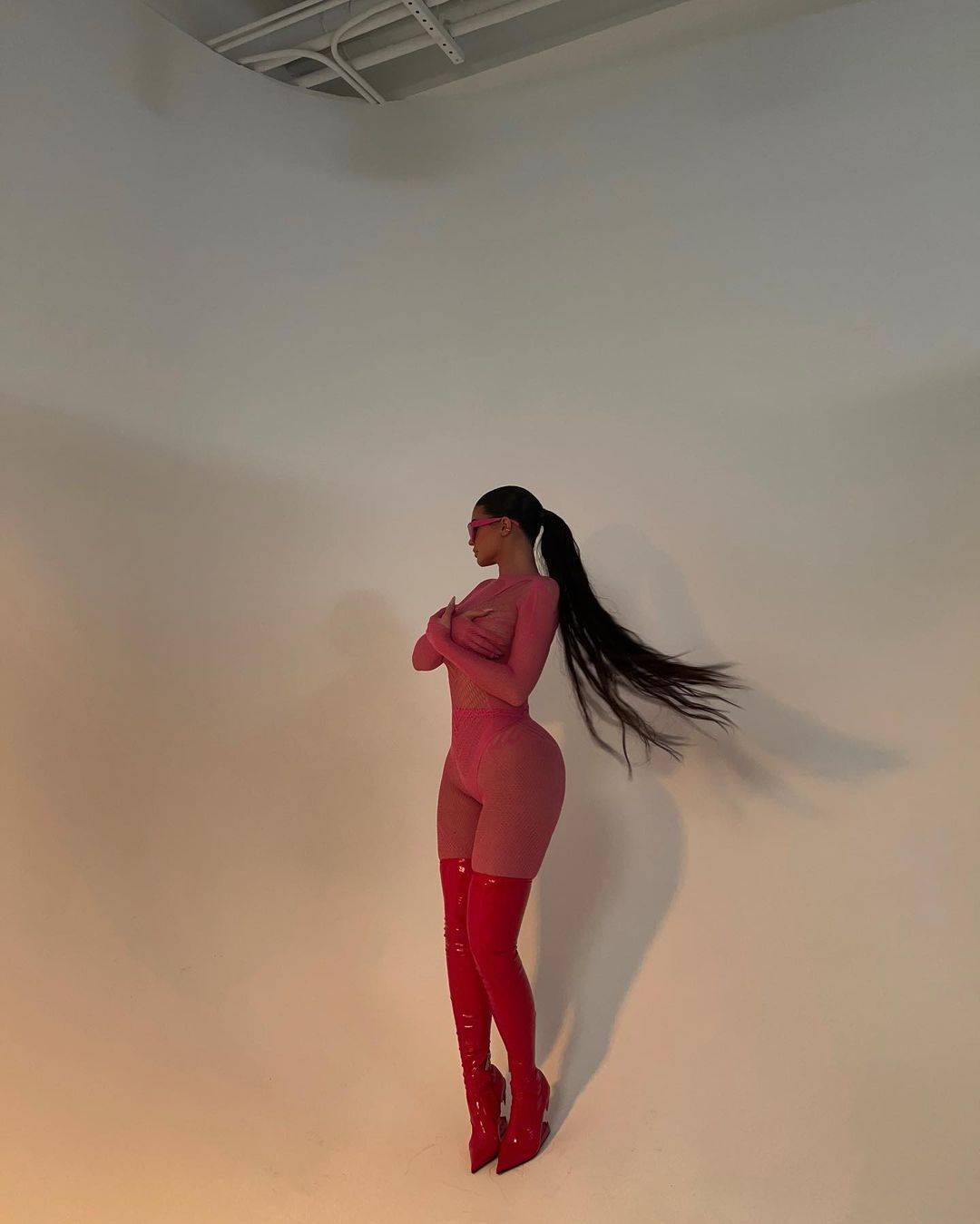 超模凯莉·詹娜拍摄性感写真，身材前凸后翘曲线迷人