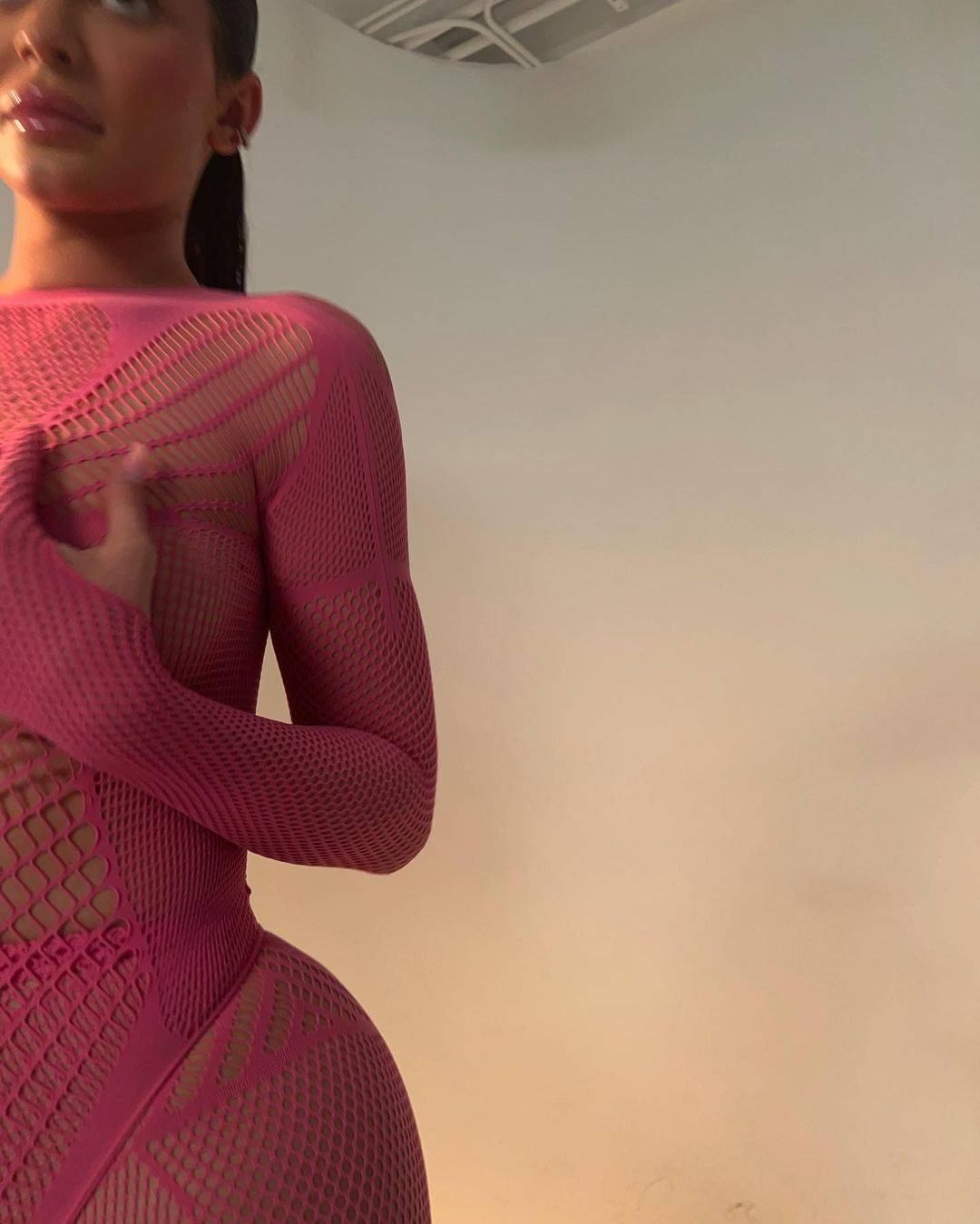 超模凯莉·詹娜拍摄性感写真，身材前凸后翘曲线迷人