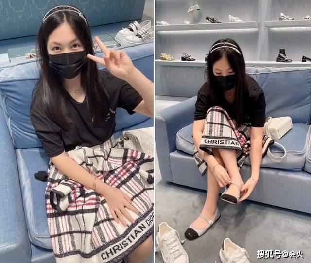 李湘带女儿王诗龄逛奢侈品店，双腿变得又细又直，网友：变漂亮了
