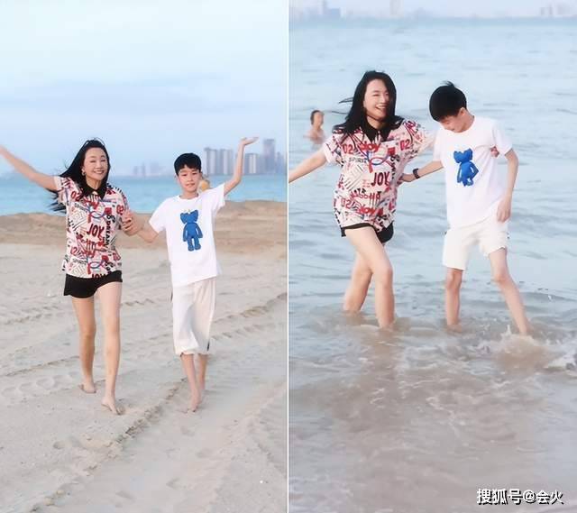 曹颖晒和儿子海边嗨玩视频，一双白嫩腿果然是曾经的超模