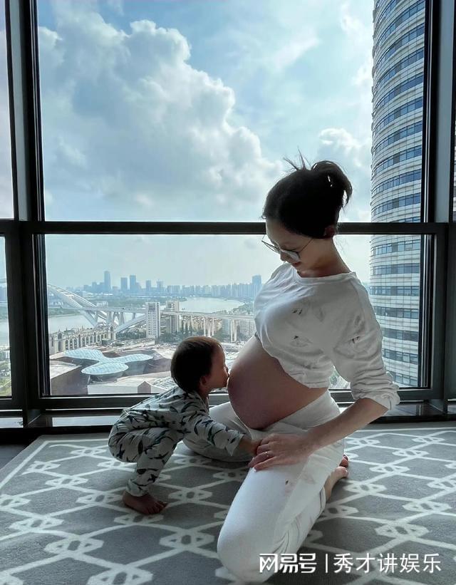 郑恺晒二胎儿子照片，一家三口全景落地窗前，女儿亲吻苗苗温馨