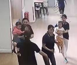 四川地震瞬间女幼师冲回屋救人，一人抱俩娃！