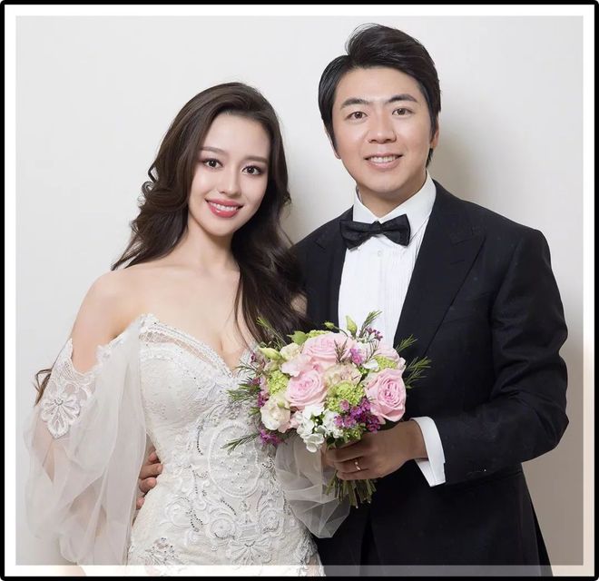 郎朗晒与妻子合照庆结婚三周年 吉娜怀抱鲜花状态佳