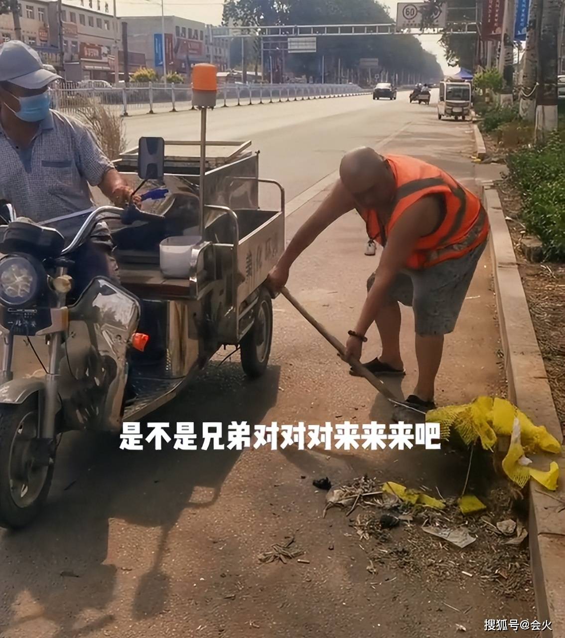 谢宁晒当环卫工人视频，穿荧光橙背心站街头，造型抢眼