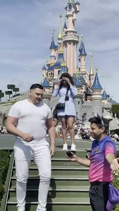 尴尬溢出屏幕 迪士尼乐园求婚被员工打断驱赶