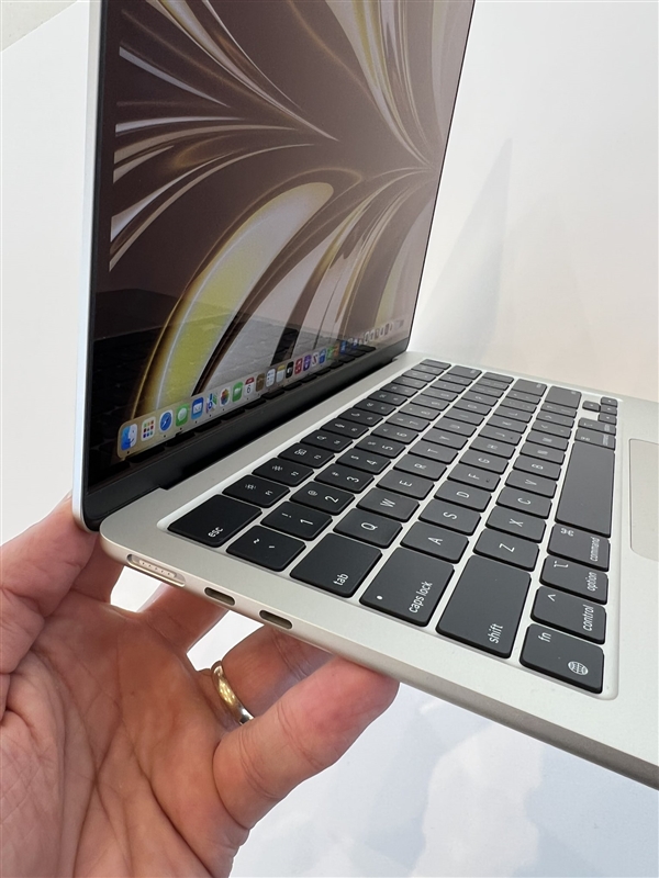 9499元 老外上手MacBook Air：乔布斯时代的经典