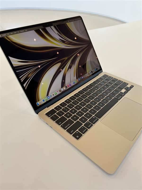 9499元 老外上手MacBook Air：乔布斯时代的经典