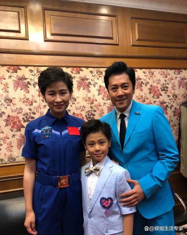 蔡国庆晒与宇航员刘洋合照，儿子帅气抢镜，父子俩像是复制粘贴！