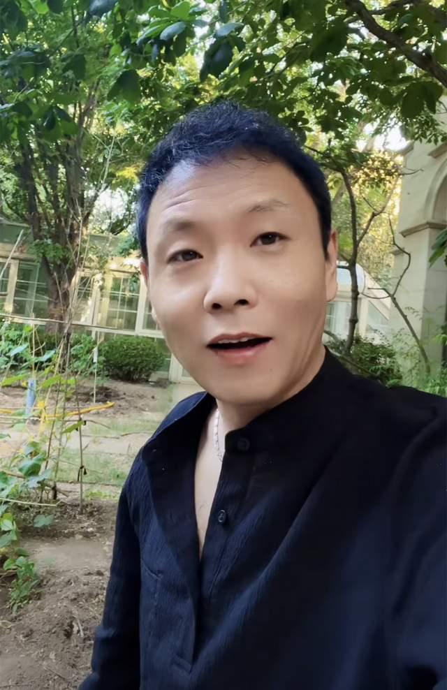 知名歌手祁隆回应家暴事件！晒一家三口合照：我就当你为了孩子吧