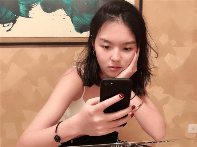 李咏女儿法图麦晒美照，单手叉腰尽显迷人身材