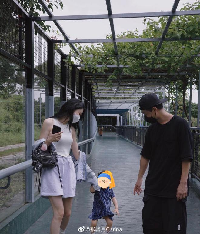 林峰张馨月带女儿逛动物园，林峰化身奶爸抱娃