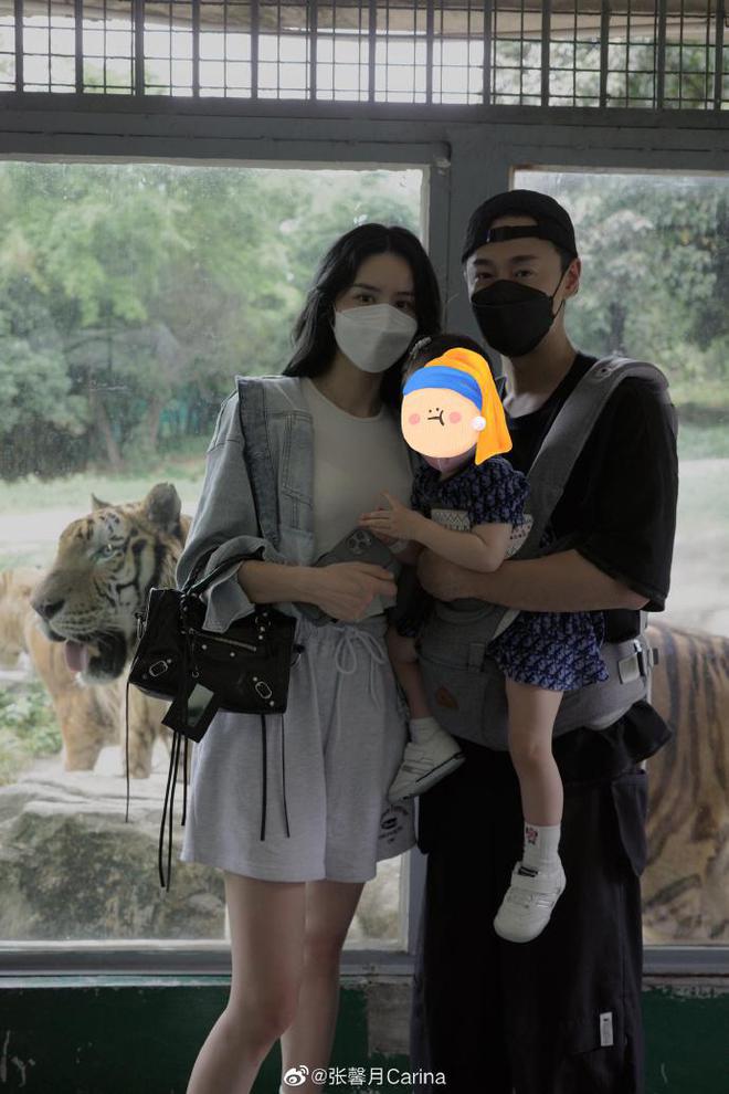 林峰张馨月带女儿逛动物园，林峰化身奶爸抱娃
