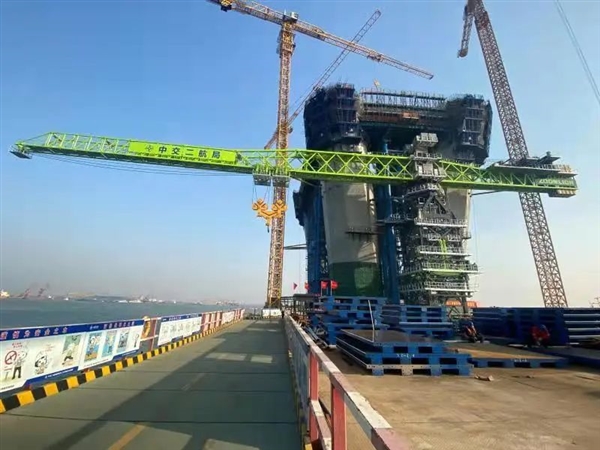 常泰长江大桥w12000-450塔机正式投入使用