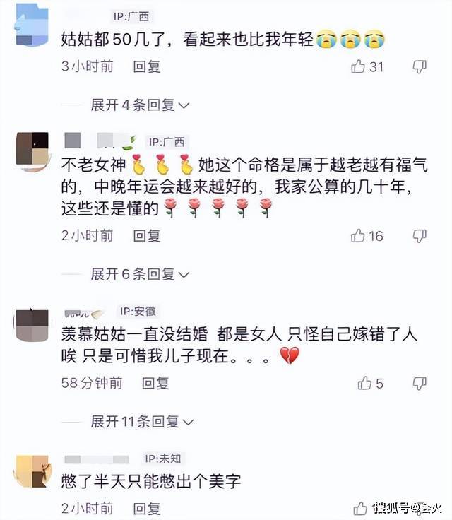 55岁李若彤穿抹胸长裙美得摄人心魂，网友：比我年轻