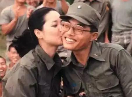39年前，邓丽君当众亲吻过一位士兵，后来这士兵三天没有洗过脸