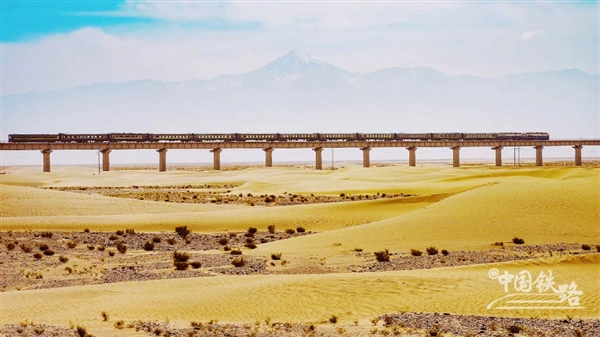 世界首个沙漠铁路环线——长达2712公里
