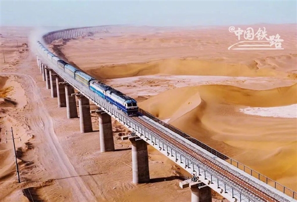 世界首个沙漠铁路环线——长达2712公里