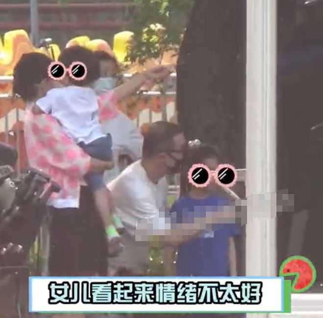 汪峰章子怡带儿女外出游玩 陪孩子玩耍画面温馨十足