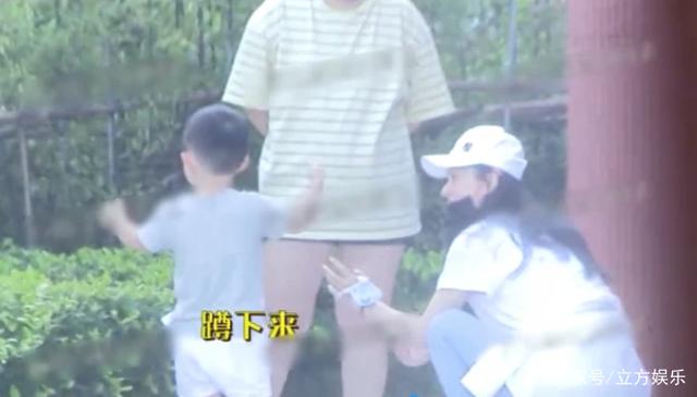 赵丽颖两岁儿子想探班妈妈，小手冲妈妈挥来挥去