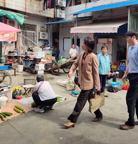 合肥：刘涛菜市场拍戏被偶遇，大热天穿长袖外套，“拍戏不容易”