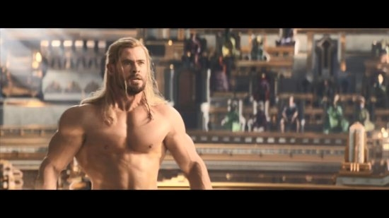 《雷神4：爱与雷霆》正式预告“锤哥”海姆斯沃斯裸身大秀肌肉
