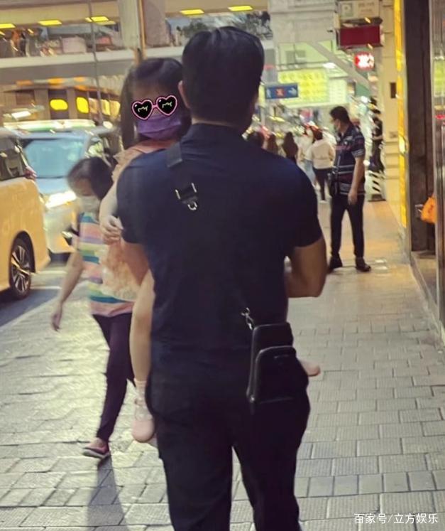 方媛分享一家人过端午节日照片，郭富城大白牙抢镜，腰背有点塌了