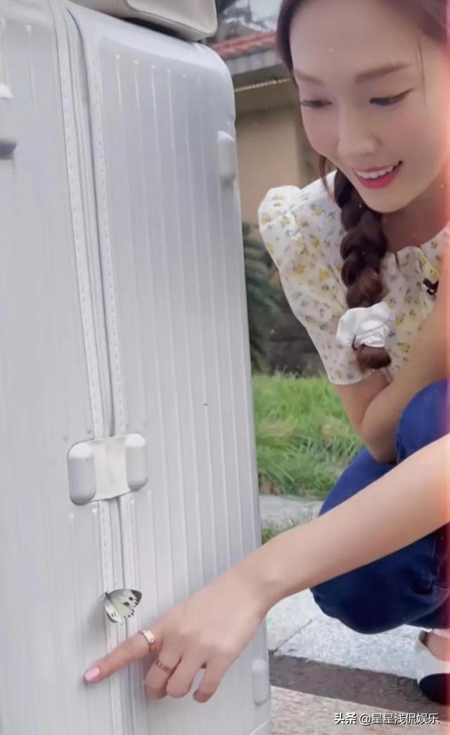 郑秀妍晒于文文视角下美照，看到蝴蝶好开心，被指责录节目玩手机