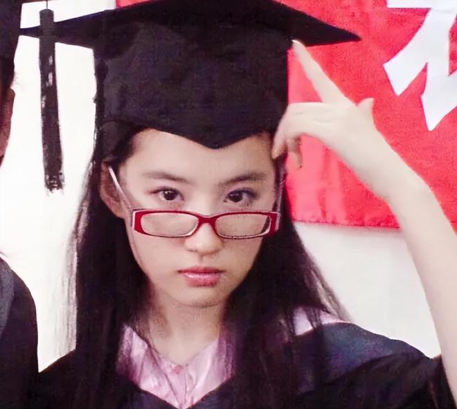 何超莲学历被指抄袭刘亦菲，窦骁晒她的硕士学位