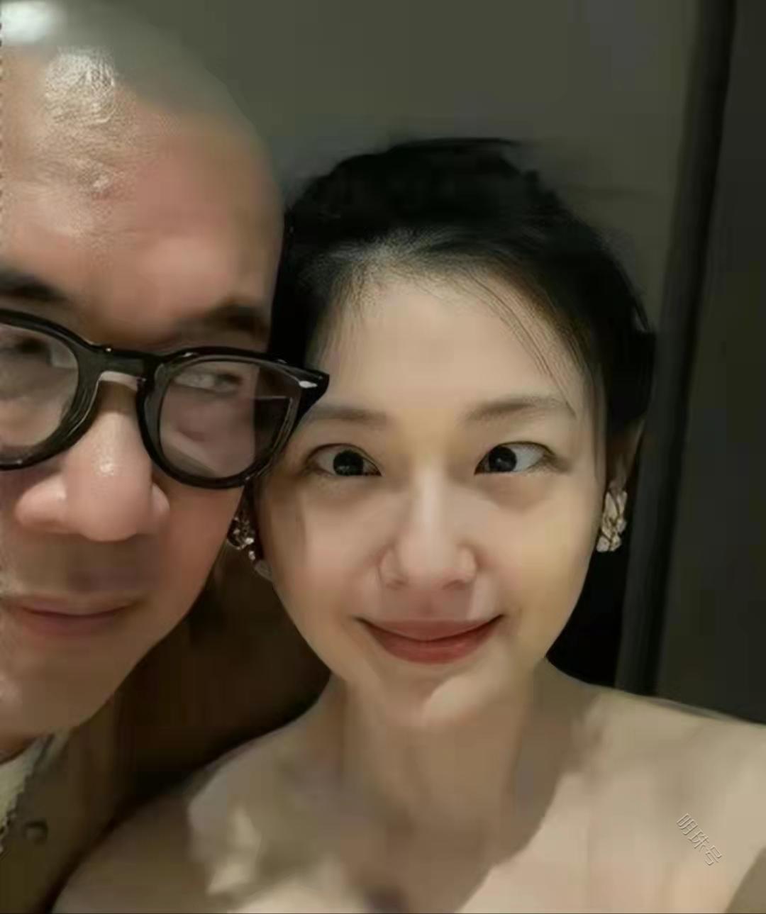 具俊晔的婚纱照公开了。新娘大s戴头纱，新婚风格简约