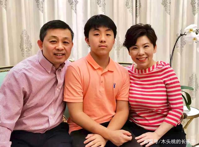 49岁乒乓球名将邓亚萍和16岁儿子林瀚铭在北京长大