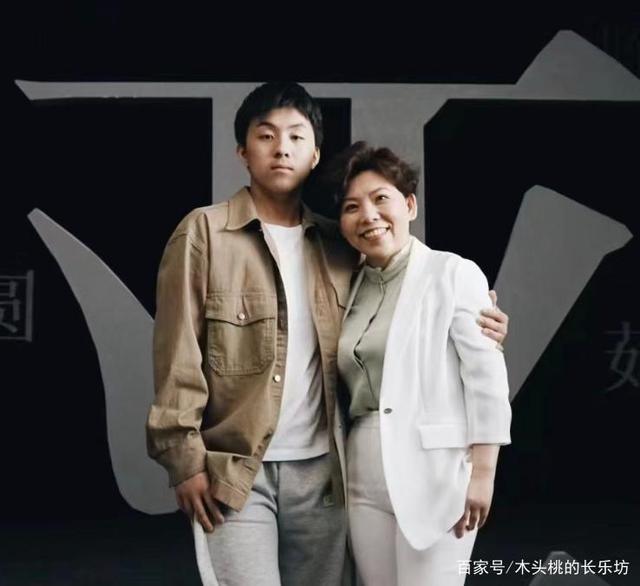 49岁乒乓球名将邓亚萍和16岁儿子林瀚铭在北京长大