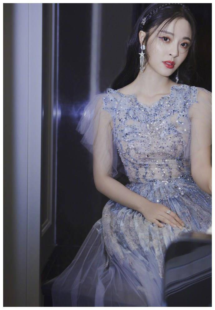 李莎晁子最喜欢的梦幻蓝色仙女裙，出现了仙女般的美颜