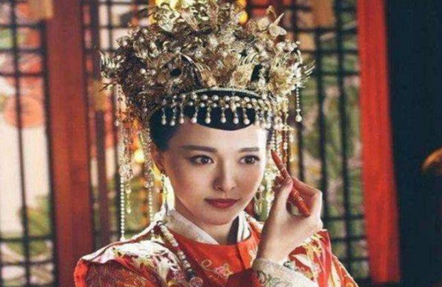 娱乐圈里有过凤冠霞披的女演员，刘涛霸气十足，朱茵最受认可