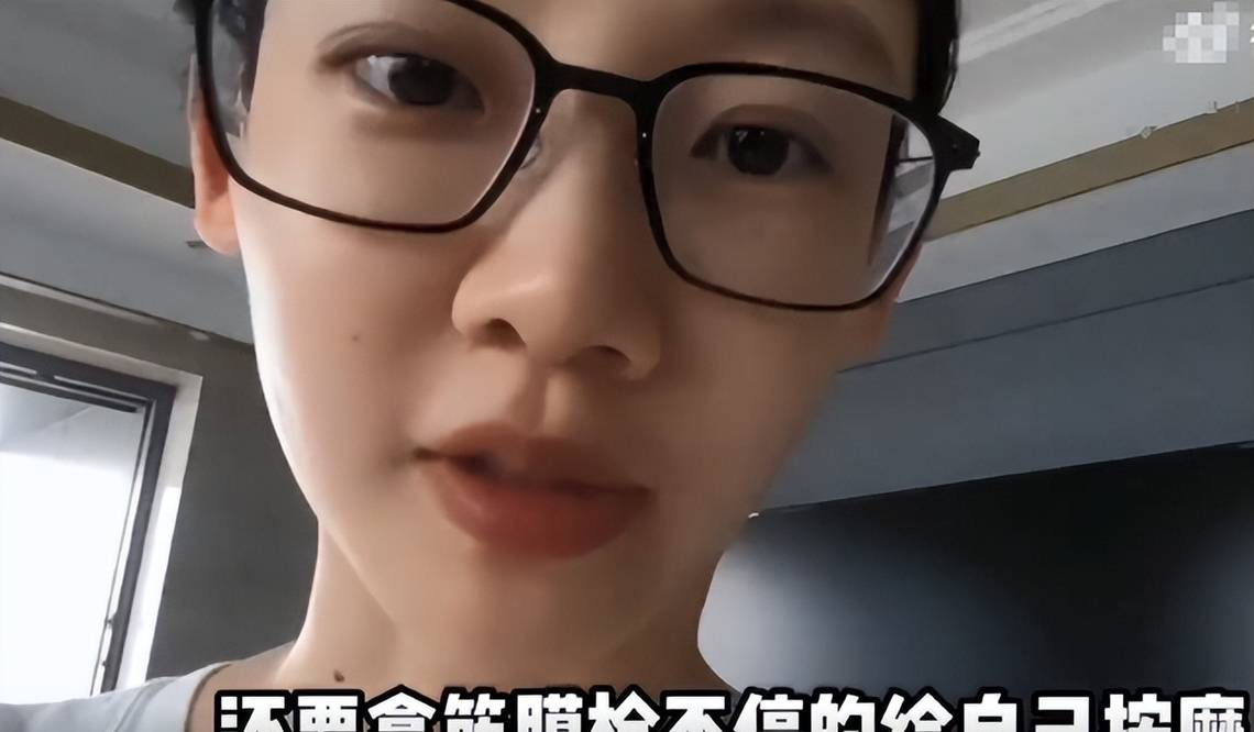 昕薇陪女儿玩的瑞恩，温柔耐心，是个不折不扣的“女奴”