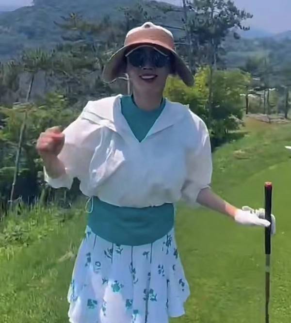 秋瓷炫和丈夫一起去高尔夫球场，气质特别出众，笑起来像少女状态
