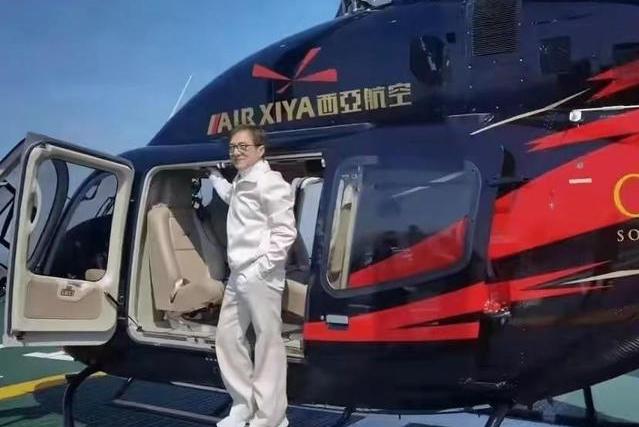成龙坐直升机买千万豪宅被网友评价：吃不到葡萄酸的人