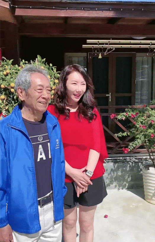 75岁王荣奎和75岁饶芯语一同现身，头发变白发际线颇高