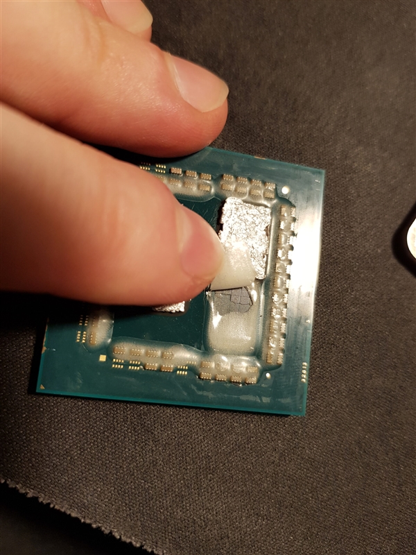 AMD锐龙7 5800X3D成功开盖！钎焊换液金：玩游戏骤降