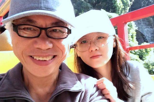 57岁李坤城和17岁小女友的爱情长跑，终于修成正果