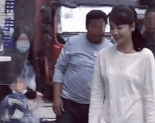 刘涛今年已经42岁了，在镜头中她纯素颜出镜