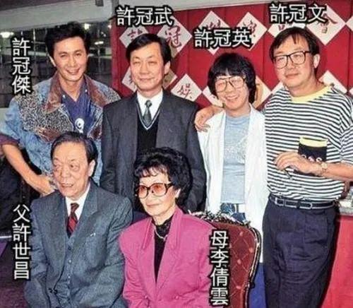 74岁歌王许冠杰晒全家福！混血妻子身材发福，儿孙长相皆似欧美