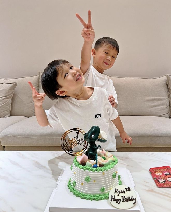 李乘德在社交平台上分享了一组为次子庆祝3岁生日的照片