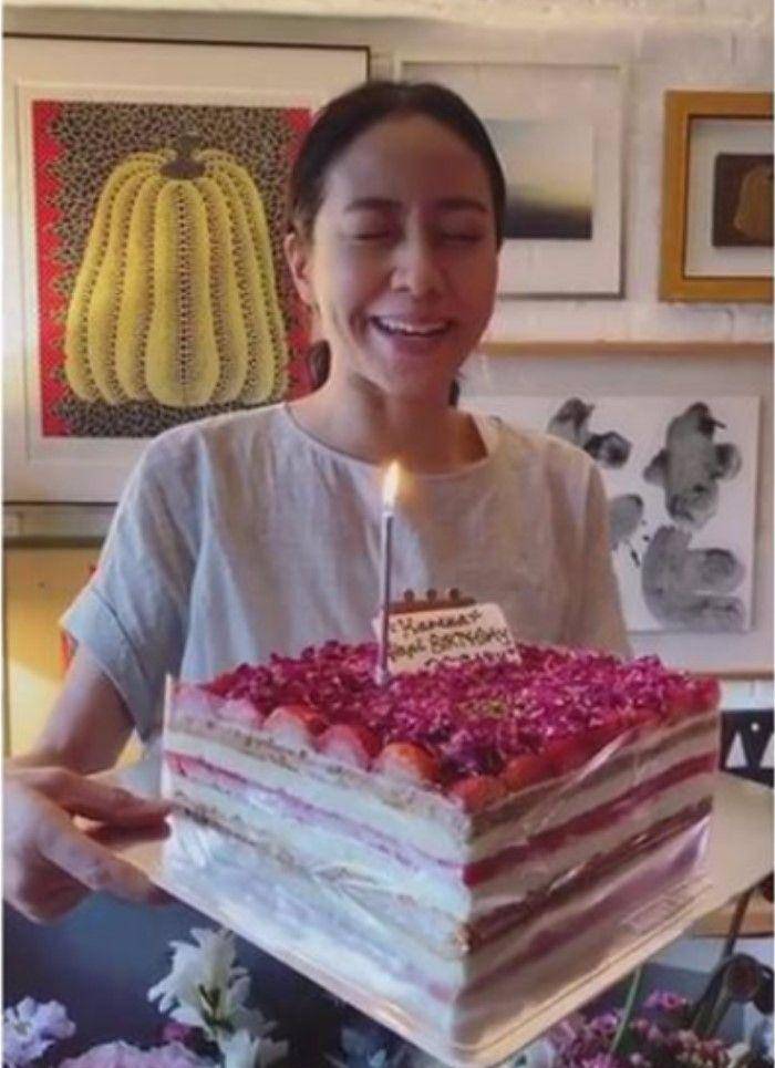 林嘉欣庆祝自己42岁的生日，整张脸都是素颜的状态