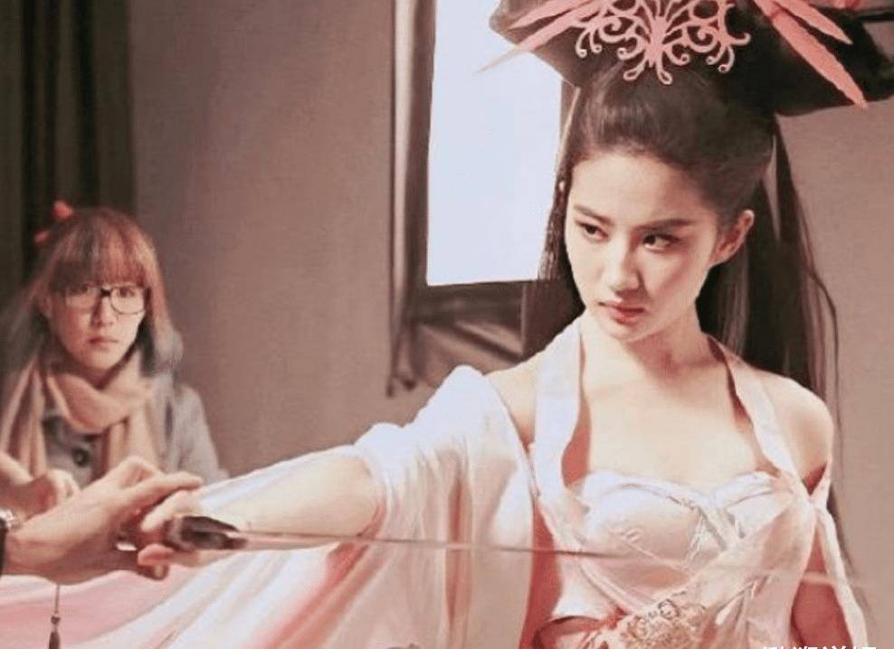 身穿一袭浅粉色古装抹身材裙的刘亦菲，看起来就真的好似仙女