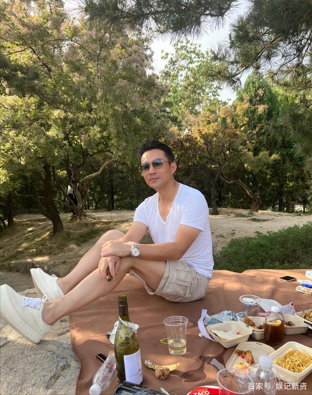 汪小菲恢复野餐照微博，网友：我们也可以多吃其他的瓜