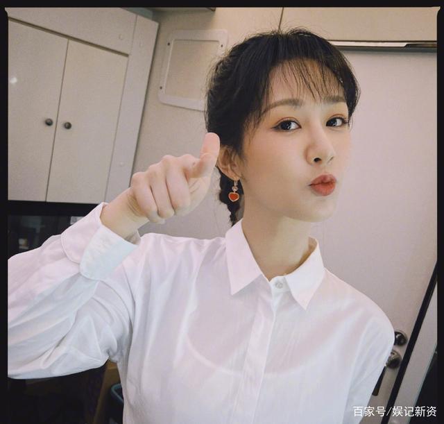 杨紫更新社交平台晒自拍照，网友纷纷为她点赞！